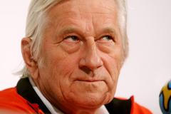 Trenér Karel Brückner na tiskové konferenci