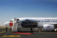 Letadlo s reklamou na Prahu