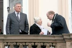 demonstrance k 25.únoru na balkóně