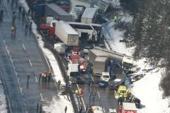 Pohled z nebe: Dálnice D1 po hromadné nehodě stojí