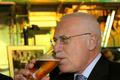 Václav Klaus pije pivo