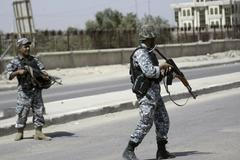 Policisté drží stráž na cestě do Basry