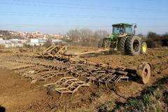 Traktor s bránami na poli u Uherského Brodu