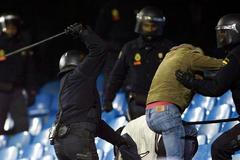 Policie na fotbale Madrid - Bolton