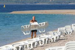 Viktor roznáší lehátka