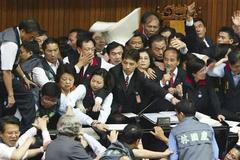 Tchaj-wan - rvačka v parlamentu