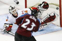 Milan Hejduk střílí gól do sítě Calgary