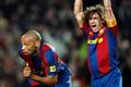 Carles Puyol a Thierry Henry se radují z branky