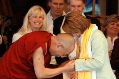 Nancy Pelosiová s Dalajlámou