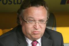 Vlastimil Košťál na české střídačce před začátkem zápasu v Mnichově