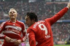 Bayern Mnichov - Karlsruhe: Toni, Lell