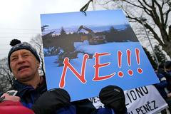 Demonstrace proti dovážení sněhu