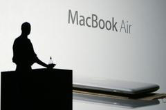 Firma Apple předvádí nejtenčí notebook na světě