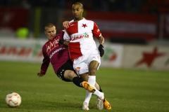 Mickael Tavares je atakován jedním z českobudějovických hráčů