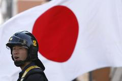 Japonský policista u státní vlajky