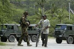 Novozélanský voják hlídkuje v Dili