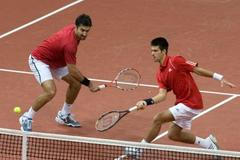 Srbové Novak Djokovič a Nenad Zimonjič během utkání Davis Cupu proti Rusku