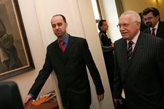 Václav Klaus přichází do Senátu