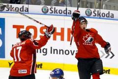 Claude Giroux a Brad Marchand slaví gól