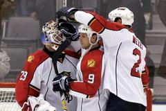 Tomáš Vokoun přijímá gratulace