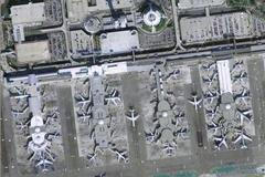 Ruch na letišti v Los Angeles z výšky 800 metrů