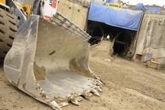 těžká technika u ústí královopolského tunelu