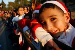 Arabský chlapeček pozoruje procesí v severoizraelském Nazaretu