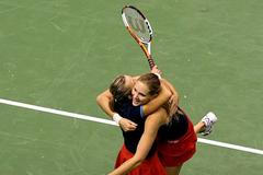 Radost českých tenistek Nicole Vaidišové a Květy Peschkeové