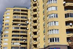 Satelity na balkónech "žlutých domů" na Hůrce