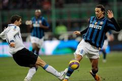 Zlatan Ibrahimovič bojuje o míč s Lino Marzoratti