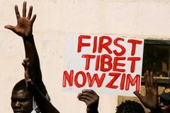 Protesty v JAR, zimbabwská krize