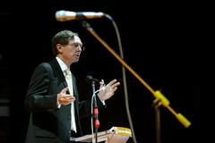 Jan Švejnar mluví na programové konferenci ČSSD v Pardubicích