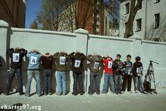 "Za co?" Protest před budovou soudu v Minsku