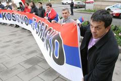 Demonstrace proti uznání samostatného Kosova před úřadem vlády