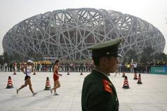 Chodci před Ptačím hnízdem