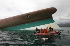 Filipíny - Záchranáři vyprostili mrtvé tělo z vraku trajektu