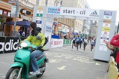 Doprovodné vozidlo a čelo závodníků