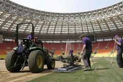 Pokládání trávníku v Lužnikách