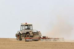 Traktor na poli. Ilustrační foto.