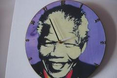 Hodiny s Nelsonem Mandelou