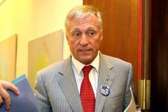 Mirek Topolánek s plackou "Jsem pro radar"