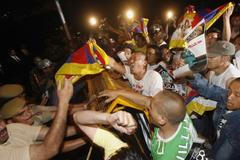 Střet policistů a odpůrců olympiády v Pekingu