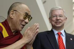 Dalajlama a Roland Koch