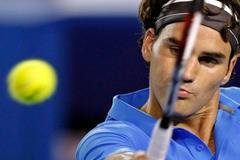 Roger Federer se soustředí na míč