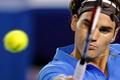 Roger Federer se soustředí na míč