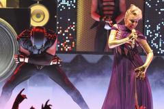 Kylie Minogue na pařížském koncertě, stejnou show předvedla i v Praze.