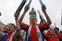 Fotbaloví fanoušci na Staroměstském náměstí