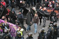 Neonacisté prošli Plzní, obešlo se to bez bitek