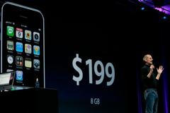 Steve Jobs představuje novou generaci iPhonu