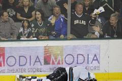 Milan Michálek leží zraněný